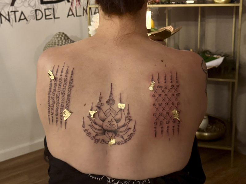 Sak Yant Alsace Dos complet femme Sak Yant Alsace Dos complet femme